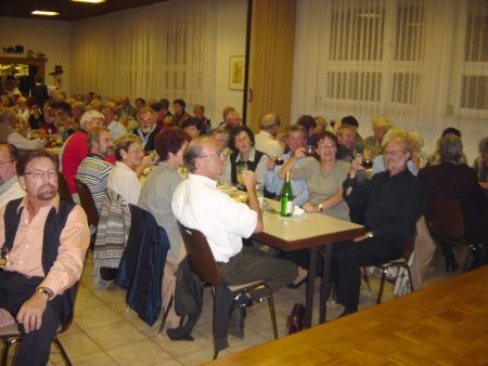 Gut gelaunte Besucher beim Schw�bischen Abend