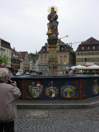 Rathaus in Schw�bisch Gm�nd mit Marktplatz-Brunnen
