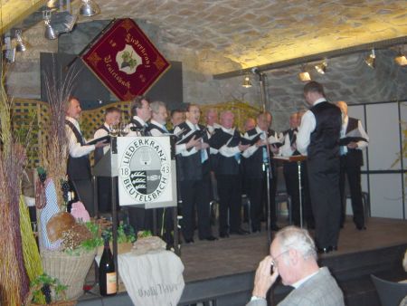 d'Rebl�us begr�ssen die G�ste mit einem Lied