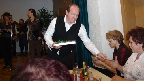 Pop Chor �berschall teilt Kerzen aus