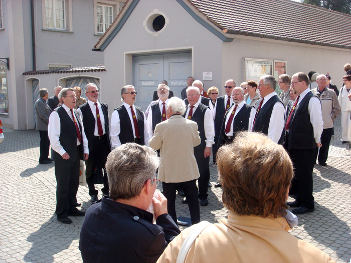 Vor der Kirche in Ki�legg