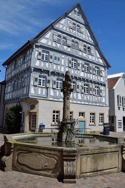 G�glingen, Rathaus mit dem Marktbrunnen mit Fischweib
