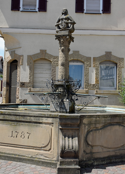 G�glingen, Rathaus mit dem Marktbrunnen mit Fischweib