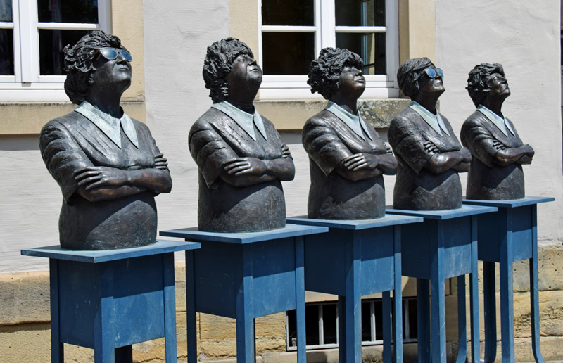 G�glingen, vor dem Rathaus 'Einigkeit macht stark - Persil bleibt Persil'