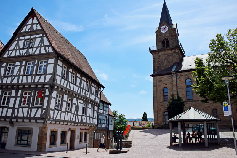 G�glingen, Kreissparkasse und die Maritiuskirche