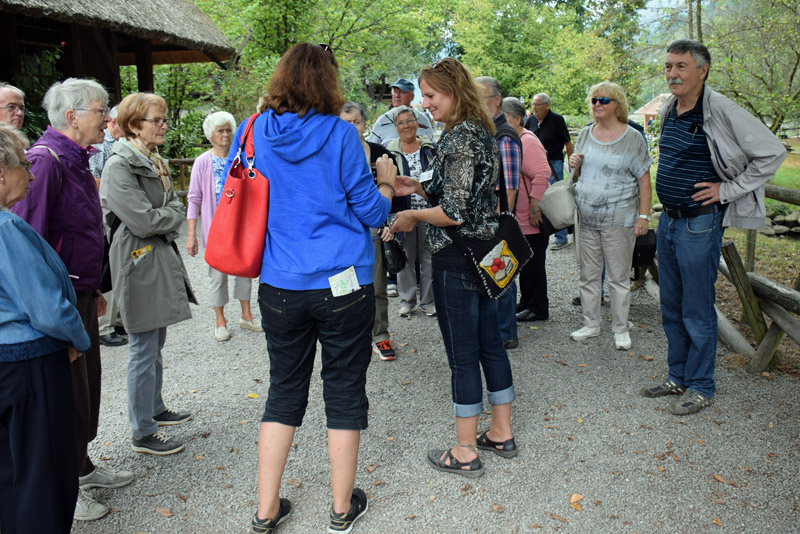 Vor der Getreidem�hle des Vogtsbauernhofes