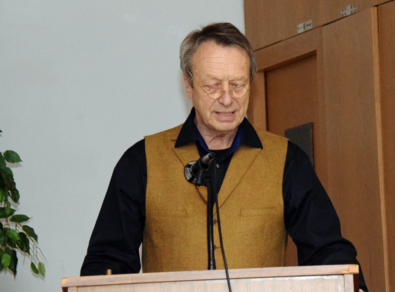 Helmut begrt die Mitglieder