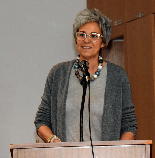 Antje begr��t versp�tet die Besucher