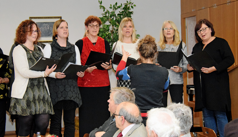 Chorgruppe �berschall unter Leitung von Julia Wirsching