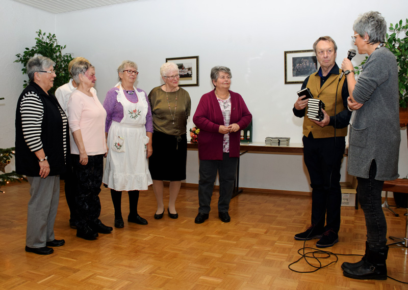 Bescherung f�r Senioren-Stammtisch-Team