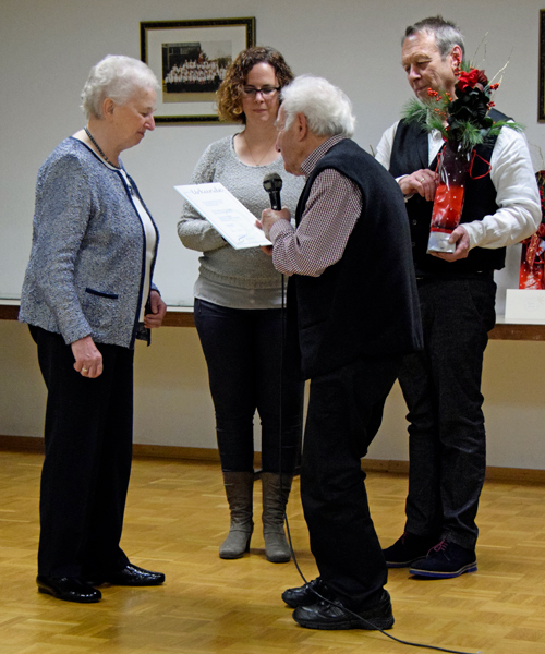 Marianne Hansen wird f�r 25 Jahre aktives singen geehrt