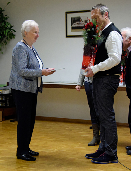 Marianne Hansen wird f�r 25 Jahre aktives singen geehrt