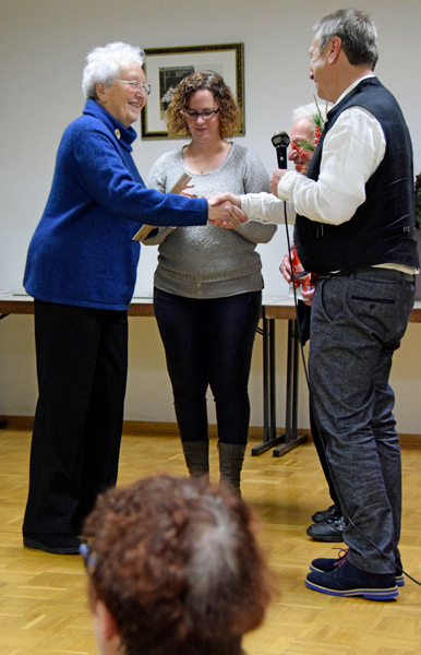 Isolde Futscher wird f�r 25 Jahre Mitgliedschaft im LKB geehrt