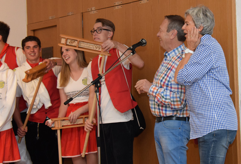 Antje und Helmut begren den grnen Kirbejahrgang