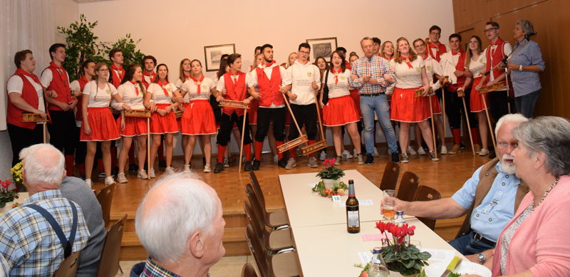 Der grne Kirbejahrgang singt das Kirbelied