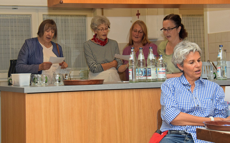 Theken und K�chendienst beim singen