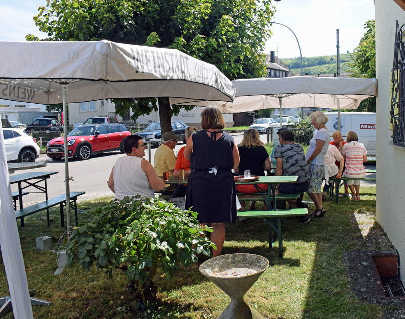 Besucher vor dem Sngerheim