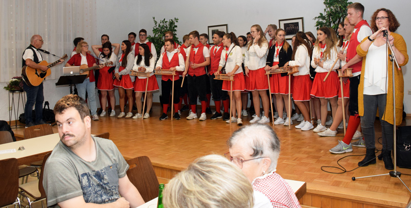 Michaela begrt den grnen Kirbejahrgang