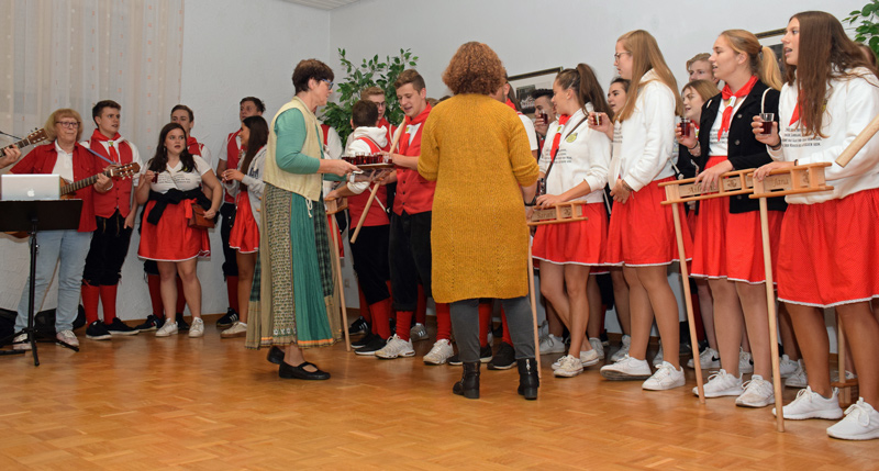 Der gr�nen Kirbejahrgang bekommt etwas zum Trinken