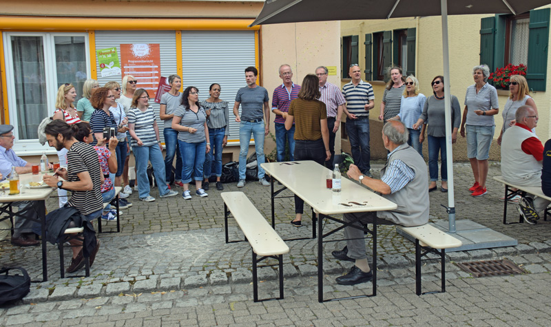 Chorgruppe �berschall bei ev. Kirche